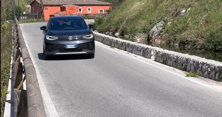 Volkswagen ID.4: la prova su strada