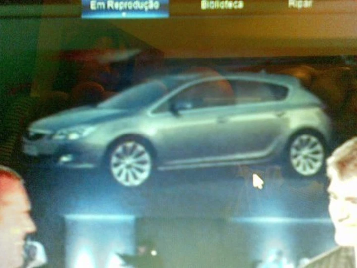 Nuova Opel Astra: la prima immagine
