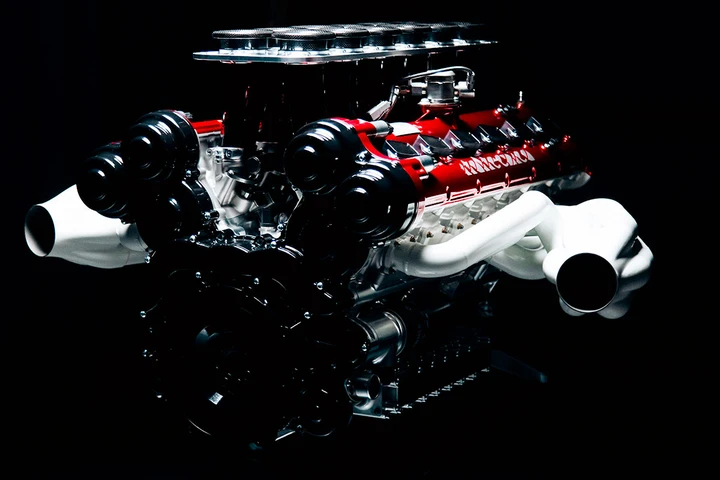 Il motore V12 italiano da 905 CV che urla a 10.200 giri senza turbo né ibrido