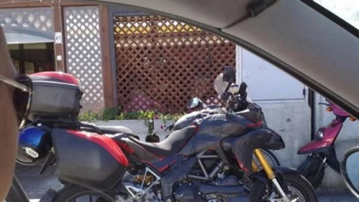 Foto spia Ducati Multistrada (Stradaperta) 2010: spuntano le borse da viaggio