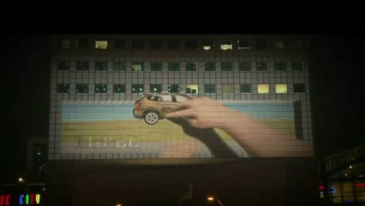Bmw: la pubblicità 3D proiettata a Singapore