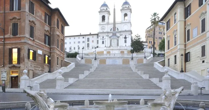 Roma, danneggia Trinità dei Monti scendendo con una Maserati