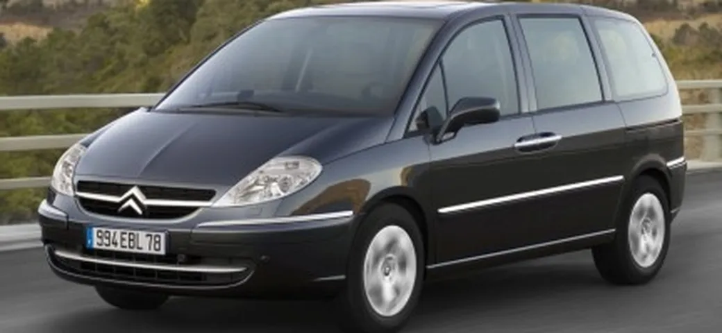 Citroën presenta il restyling della C8