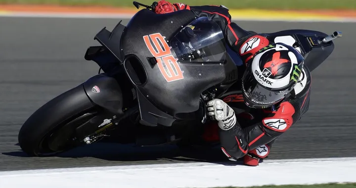 MotoGP: è già 2017 a Valencia. Lorenzo subito forte, ma Vinales mette paura a tutti