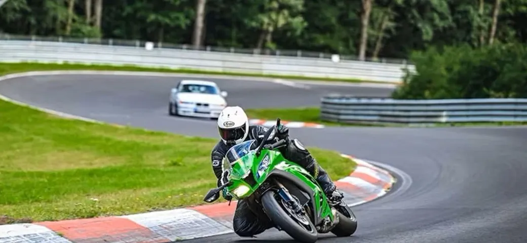 Nürburgring: stop alle moto nel tempio della velocità, la decisione che fa discutere