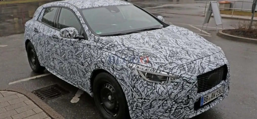 Infiniti Q30: nuove foto spia su strada