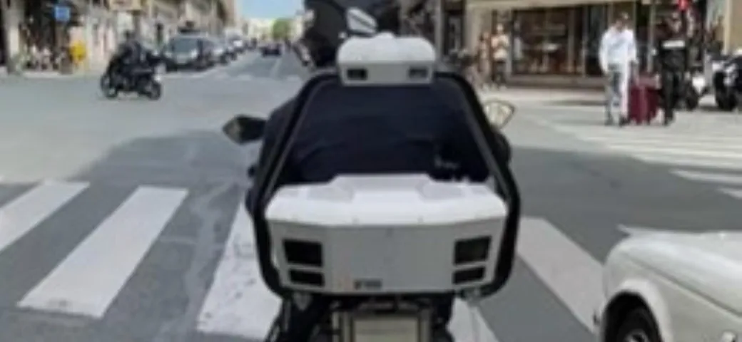 Francia: scooter con telecamere multano le auto in sosta selvaggia