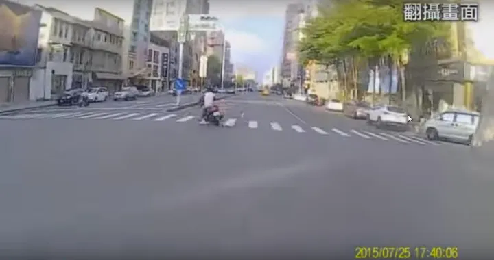 Poliziotto insegue ladro in moto a Taiwan [Video]