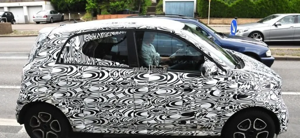 Foto spia Smart ForFour