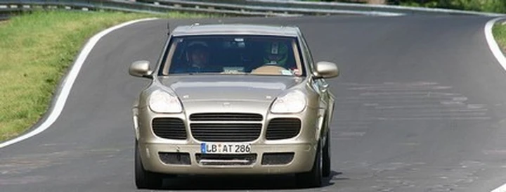 Foto spia: una strana Porsche Cayenne al Nurburgring