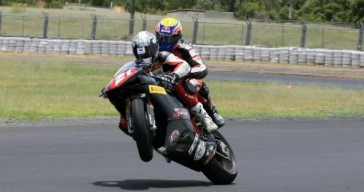 Troy Bayliss porta a spasso in pista Mark Webber