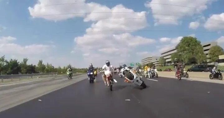 Incidente in moto per l'acrobata spericolato