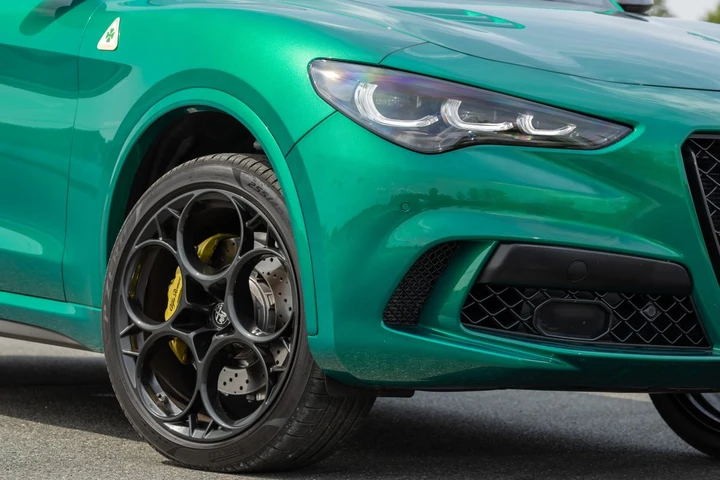 Che auto guida Lino Guanciale, è un SUV dal cuore sportivo