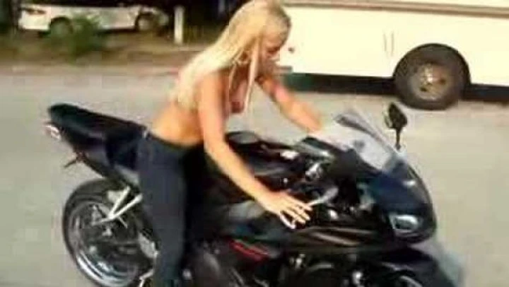 La donna dei sogni di qualsiasi motociclista?