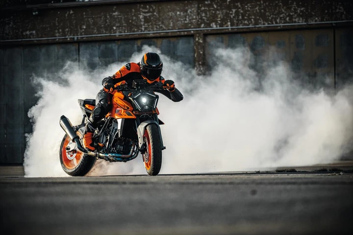 KTM 990 Duke 2024: innovazione e prestazioni al vertice [FOTO]