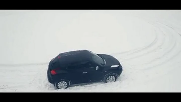 Nissan Juke: gli auguri di Natale nella neve