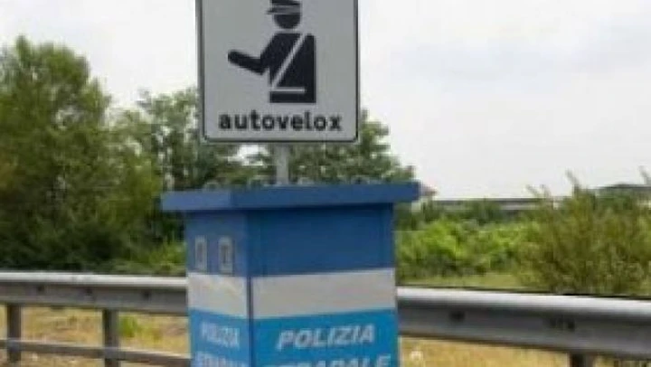 Autovelox: secondo la Cassazione, se non è accertata la presenza dell'agente la multa è nulla