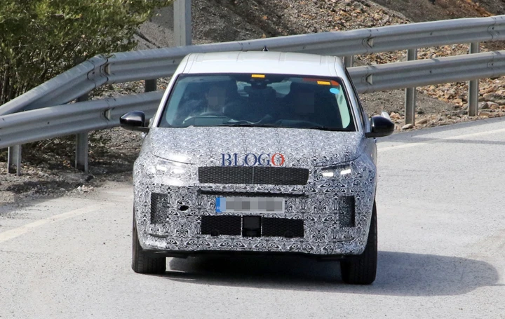 Land Rover Discovery Sport: foto spia della versione restyling