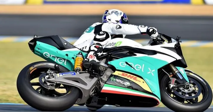 Energica MotoE: demo lap a Le Mans con Randy De Puniet [Video]
