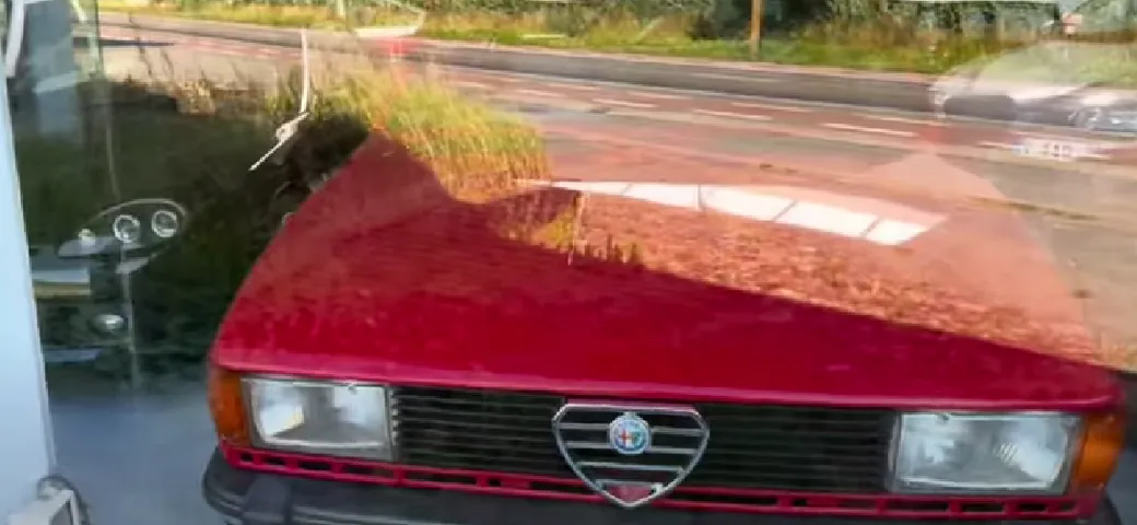 Un concessionario Alfa Romeo che è un viaggio nel tempo: 33, 155 e 156 in vetrina