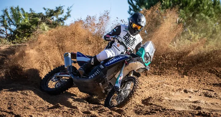 Fantic Racing si prepara per la Dakar 2024 con il supporto di Lavazza