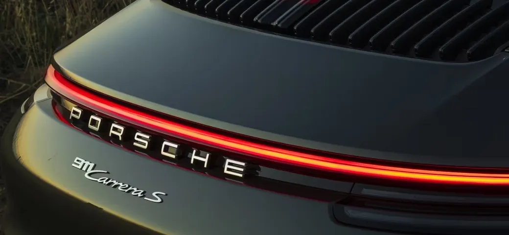 Due Porsche tentano di saltare la fila al distributore: gli altri si ribellano