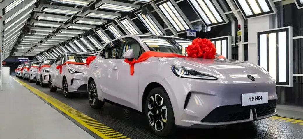 Nuova MG4, debutto in Cina con batteria semi solida: rivoluzione