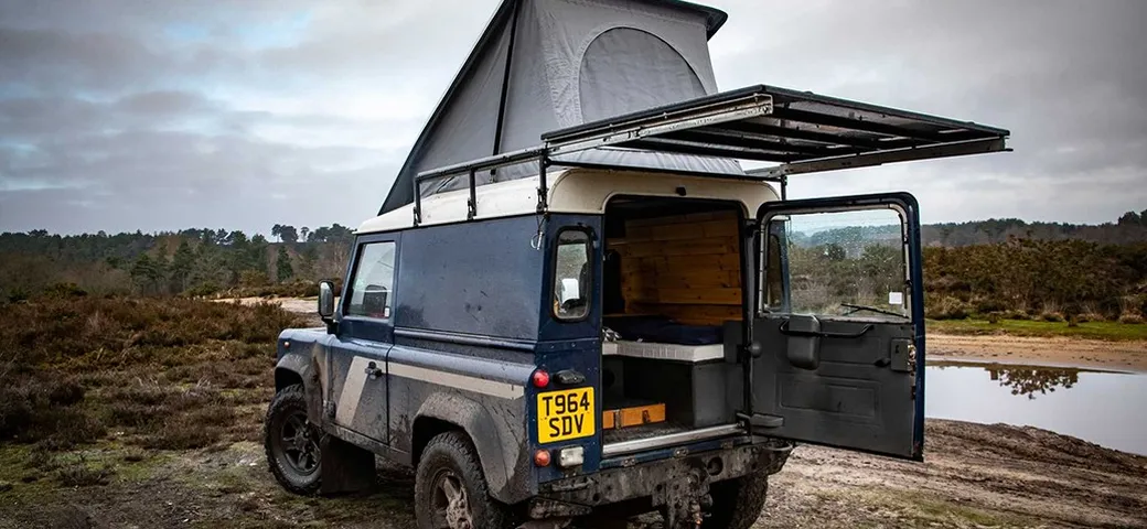 Land Rover Defender 90, l’iconico off-road si trasforma in un campervan
