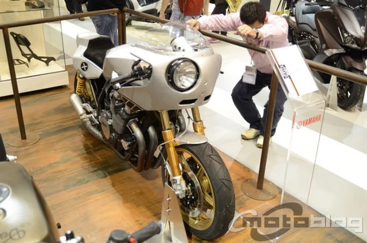 Yamaha XJR1300 'Eau Rouge' by Deus Ex Machina
