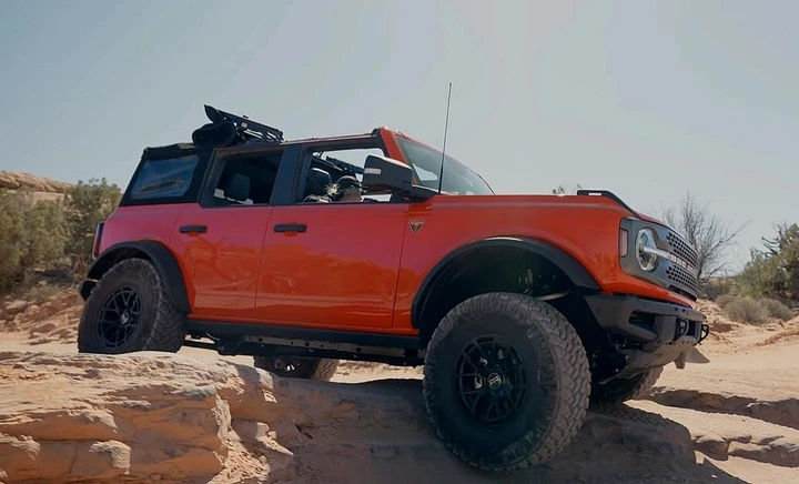 Ford Bronco 2021: impresa estrema in off-road [Video]