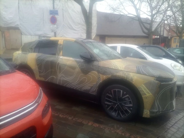 DS 7 è pronta a cambiare, anche nel nome: le novità