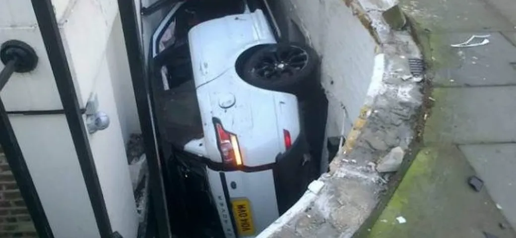 Il Range Rover Sport esce di strada? L'Epic Fail è nel ballatoio!
