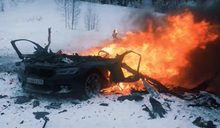 Fa esplodere una BMW M5 Competition in onore dell'amico morto [Video]