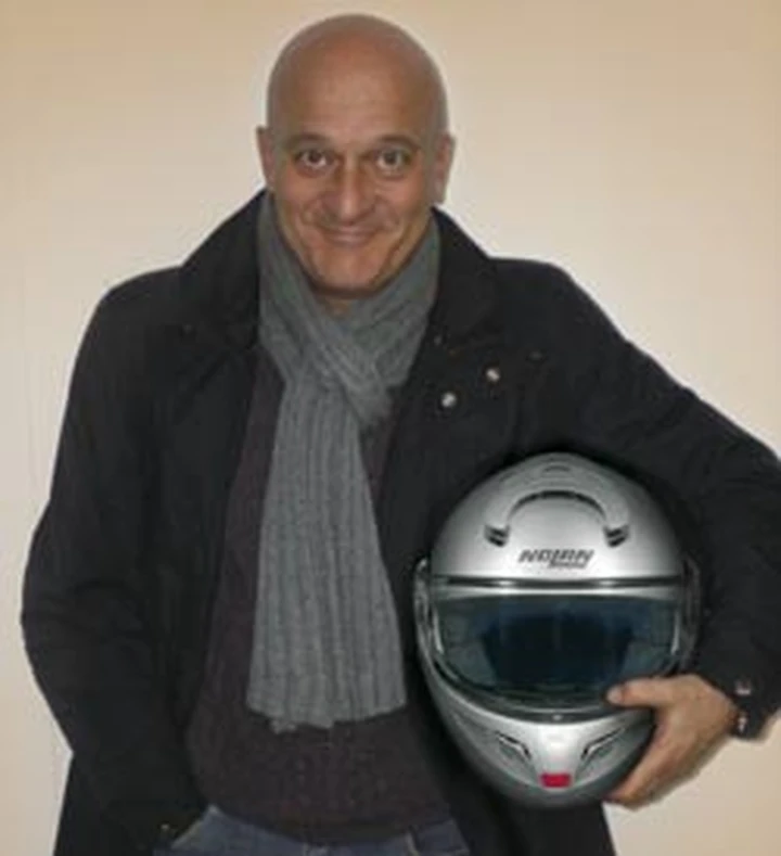 Claudio Bisio usa N-Com by Nolan
