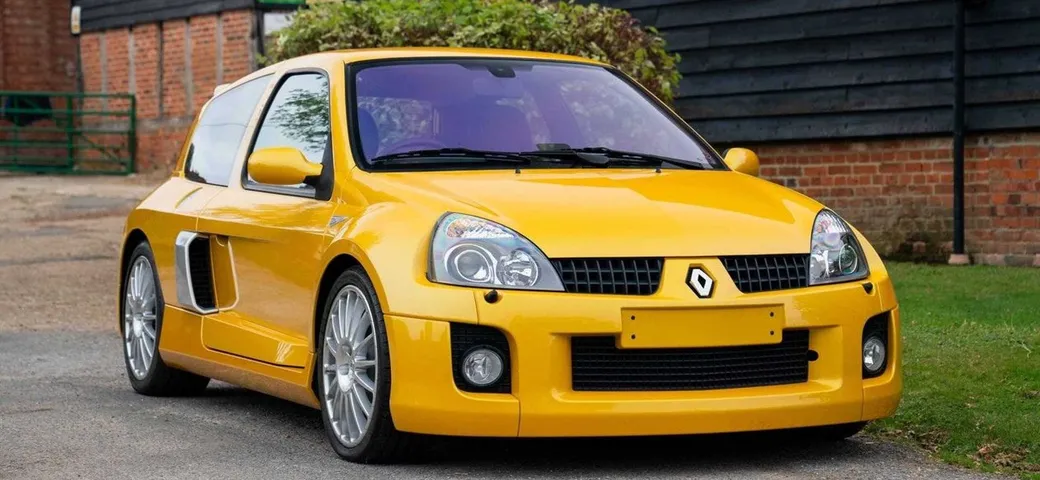 Renault Clio V6, all’asta uno straordinario esemplare con soli 1600 km