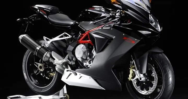 MV Agusta F3 edizione giapponese con scarico laterale