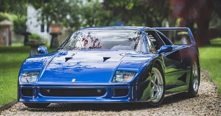 Ferrari: una iconica F40 blu venduta per oltre 1 milione di sterline