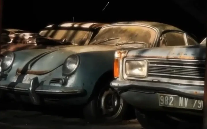 Oltre 60 auto d’epoca scoperte in un fienile: valore immenso