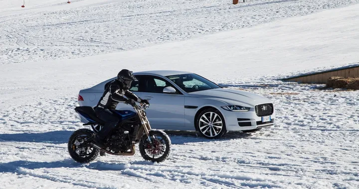 Triumph Street Triple VS Jaguar XE: le inglesi si sfidano sulla neve