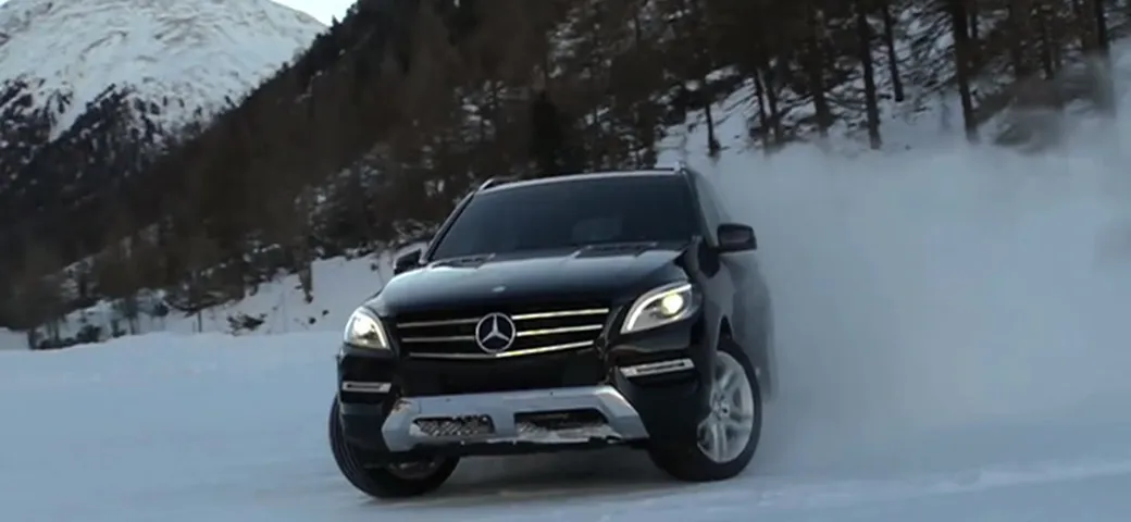 Mercedes ML e GLK on Ice: sfida finale tra sci e motoslitta