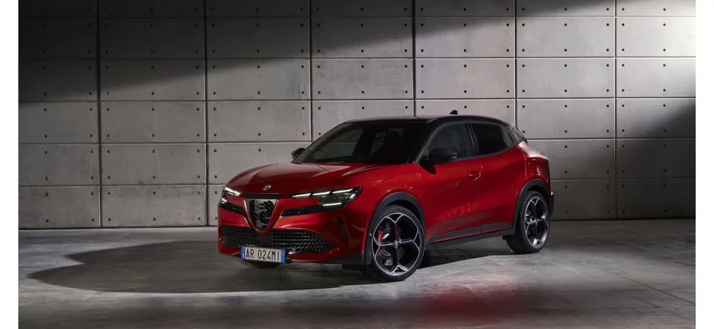 Alfa Romeo Junior abbracciata con entusiasmo nel Roadshow italiano