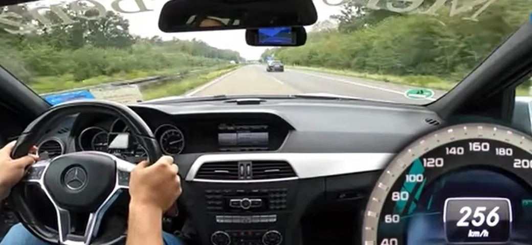 Mercedes C63 AMG: il sound del V8 in Autobahn [Video]