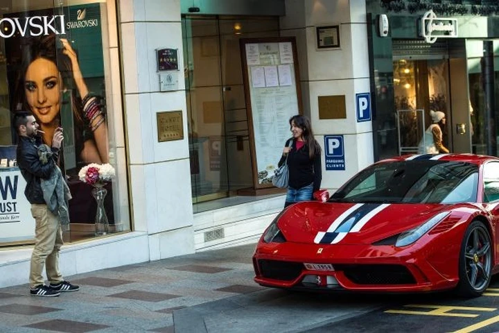 Poveri ma con il macchinone: qualcosa non torna