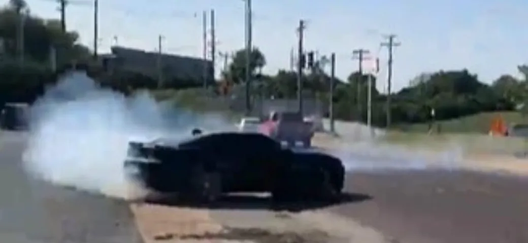 Con la Chevrolet Camaro SS fa lo show ma va a sbattere [Video]