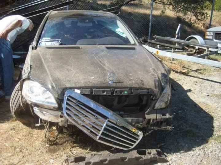 La Mercedes Classe S vola giù dalla scarpata. Ecco le immagini