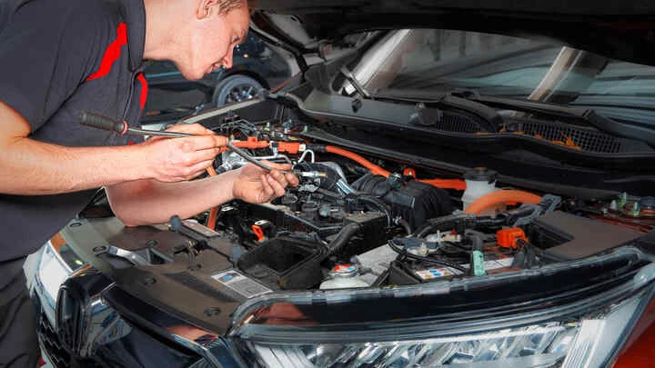 Un'officina gli chiede 6.000 euro, risolve il guasto con un'altra a 100