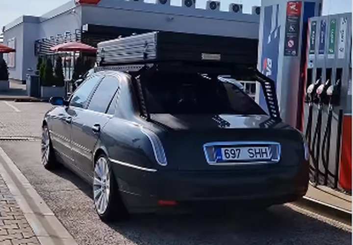 Lancia Thesis abbandonata torna a vivere, viaggio di 6.200 km come 