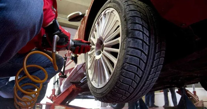 Come gonfiare le gomme auto: la pressione giusta
