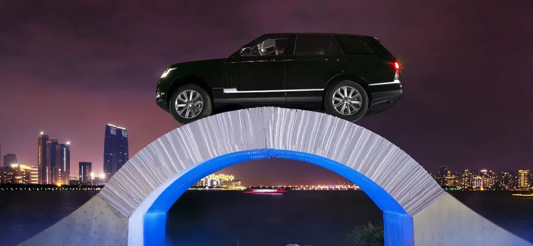 Range Rover festeggia 45 anni attraversando un ponte di carta [Video]