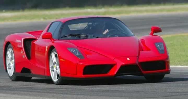 Scambia la sua isola per una... Ferrari Enzo!